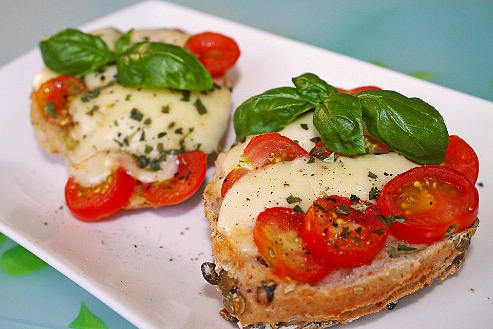 Tomate - Mozarella Brötchen