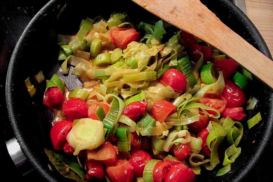 Lauchgemüse mit geschmolzenen Tomaten