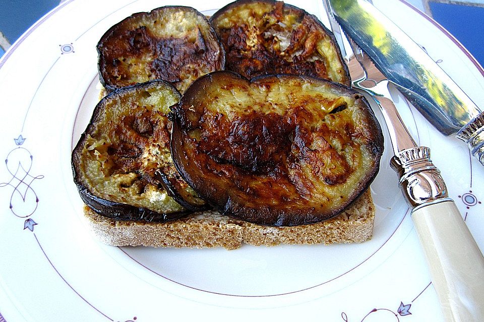 Aubergine auf Brot