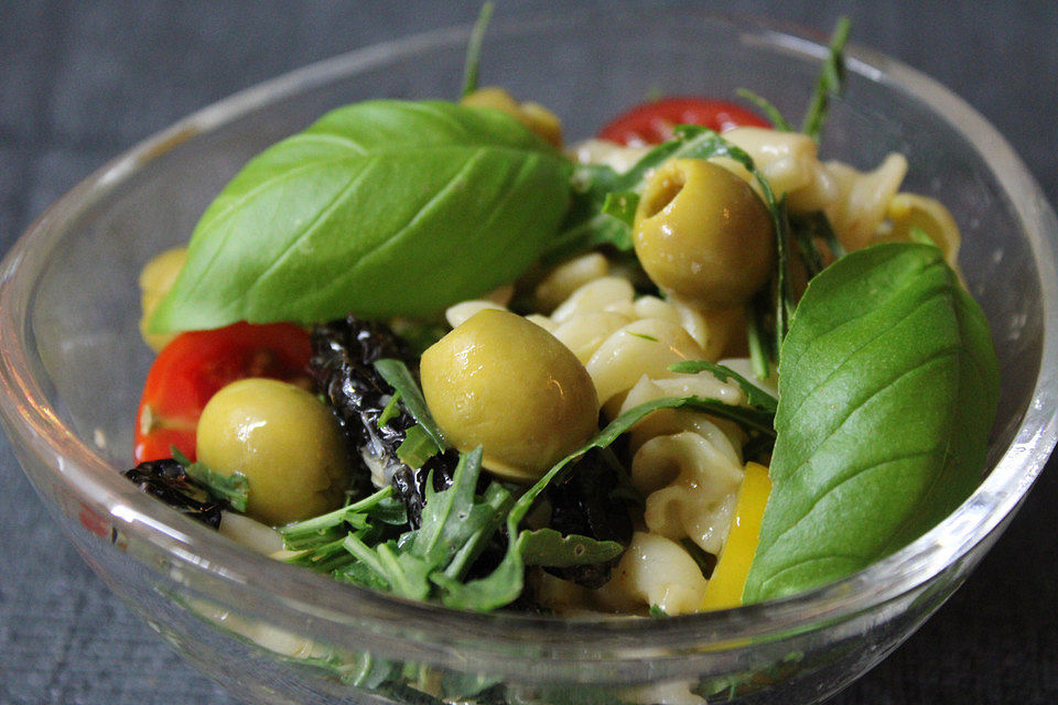 Mediterraner Nudelsalat mit Rucola