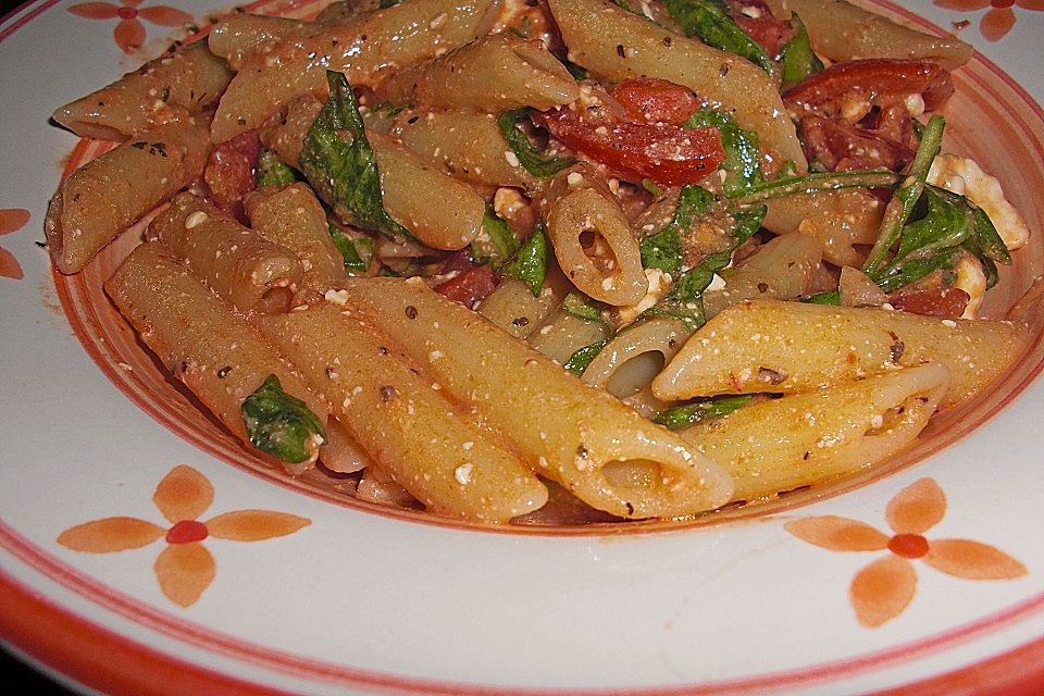 Mediterraner Nudelsalat mit Rucola