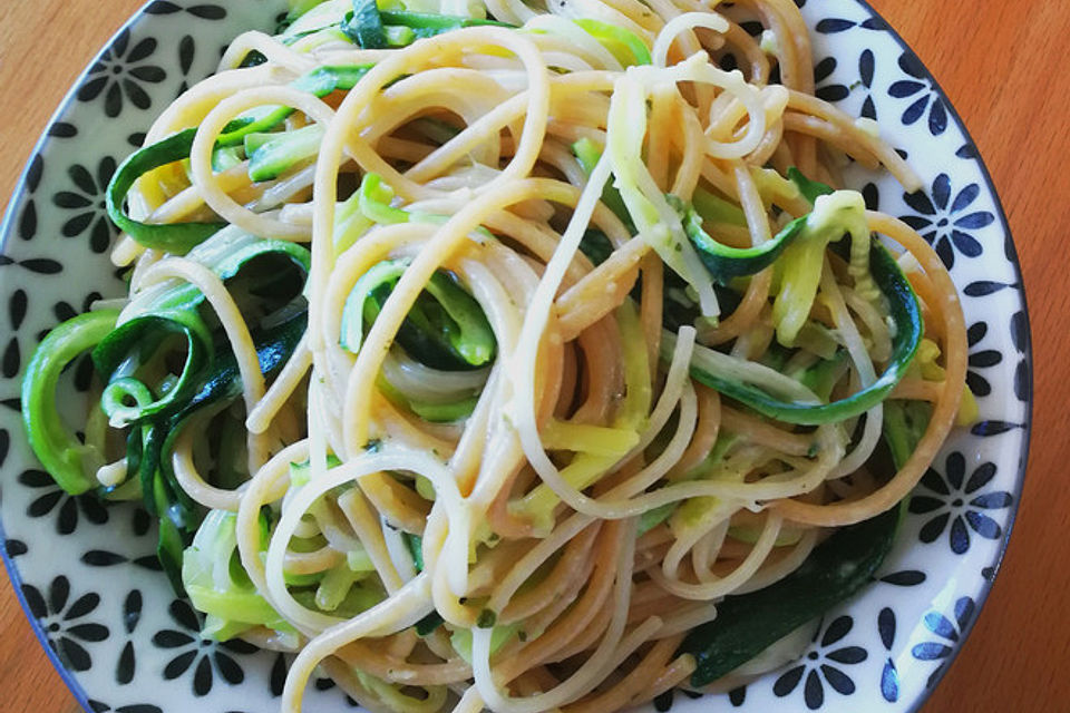 Zucchini-Zitronen-Nudeln