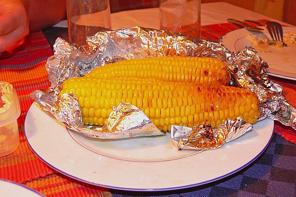 Gegrillte Maiskolben mit Honigbutter