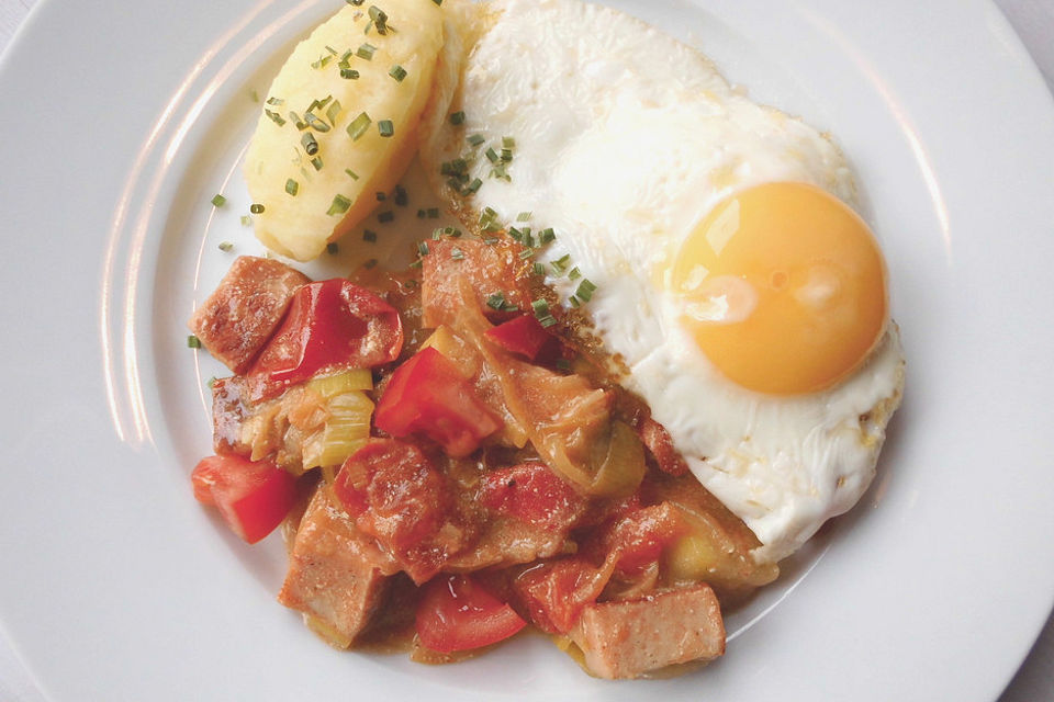 Fleischkäse - Ragout mit Spiegelei