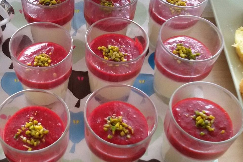 Panna cotta mit Erdbeersauce