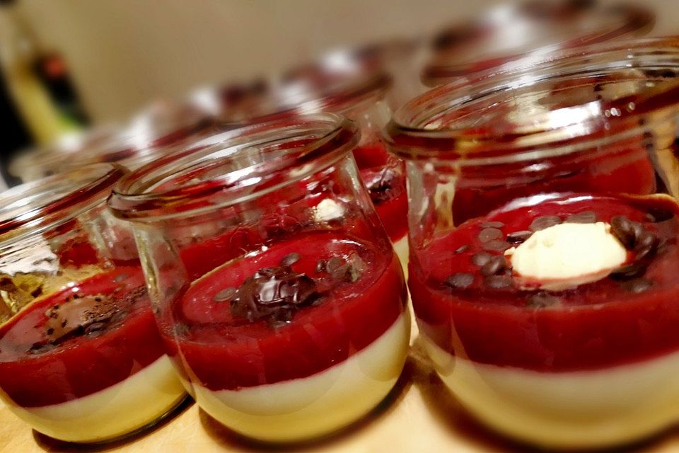 Panna cotta mit Erdbeersauce