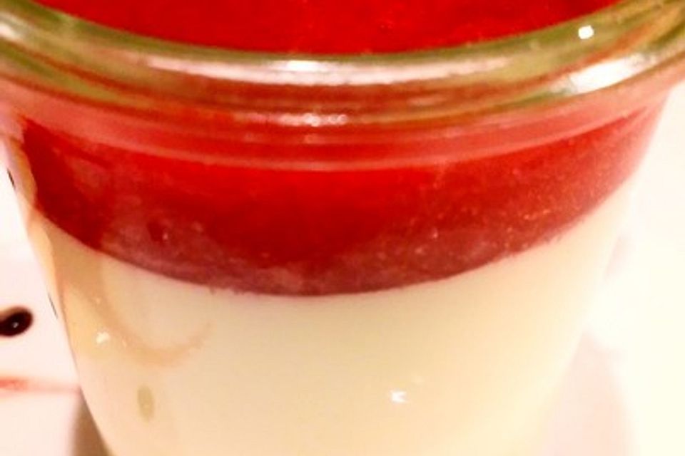 Panna cotta mit Erdbeersauce