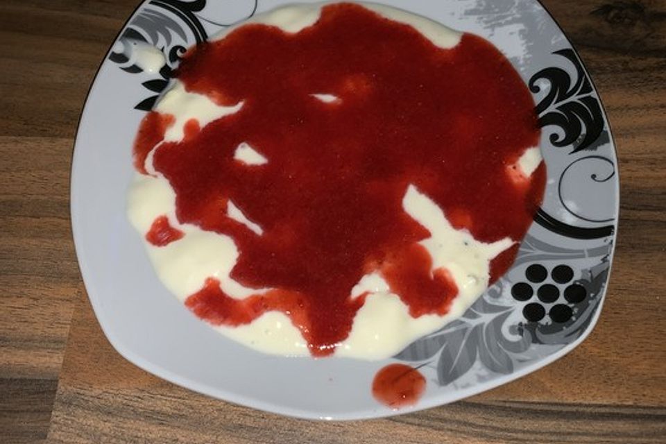 Panna cotta mit Erdbeersauce