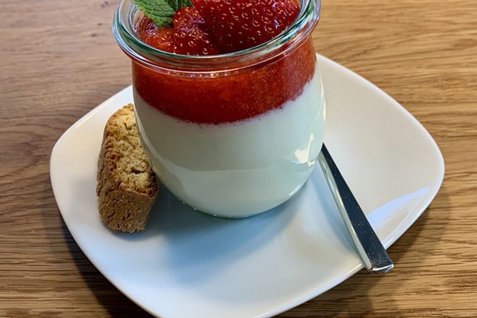 Panna cotta mit Erdbeersauce