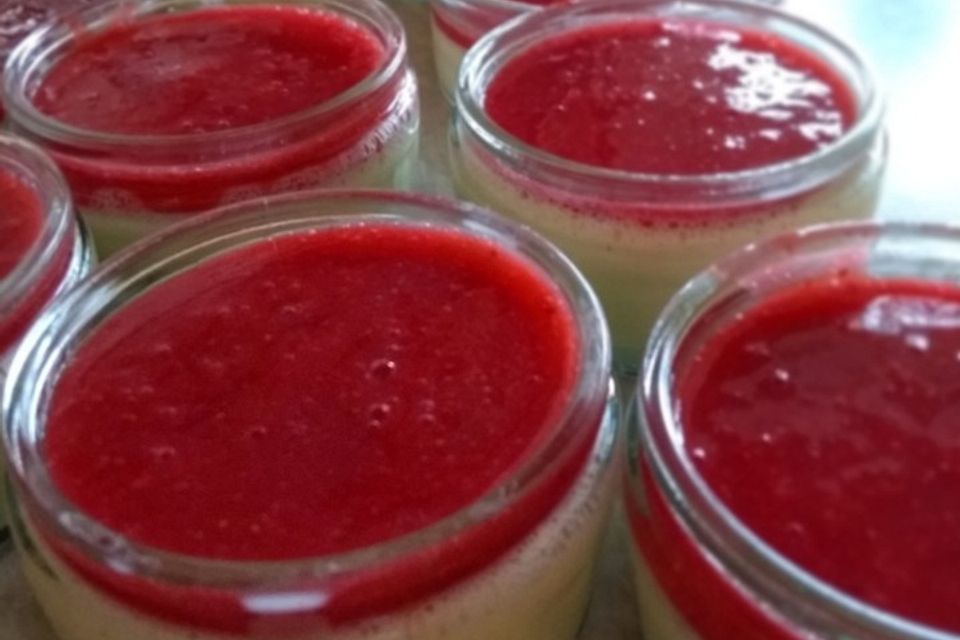 Panna cotta mit Erdbeersauce