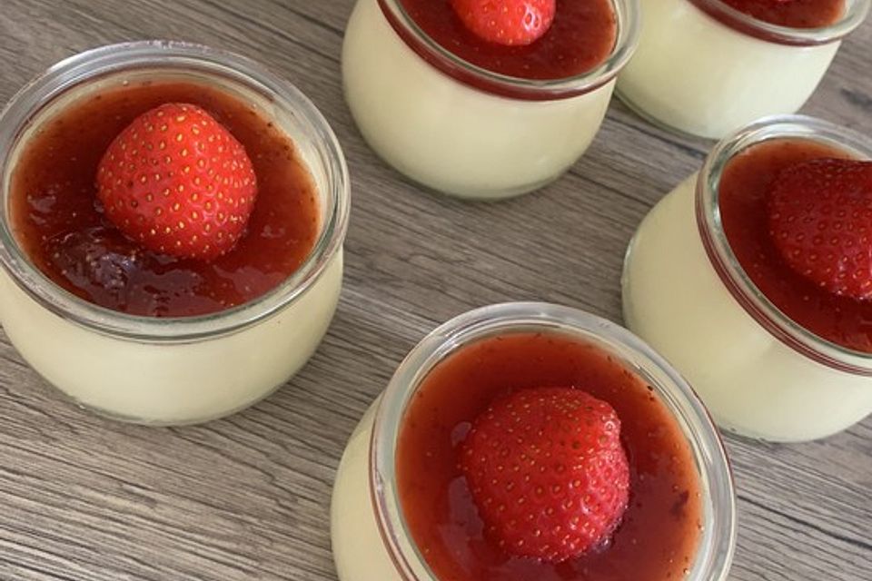 Panna cotta mit Erdbeersauce