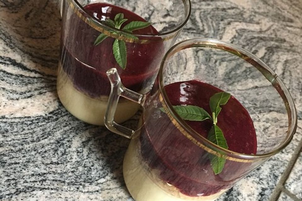 Panna cotta mit Erdbeersauce