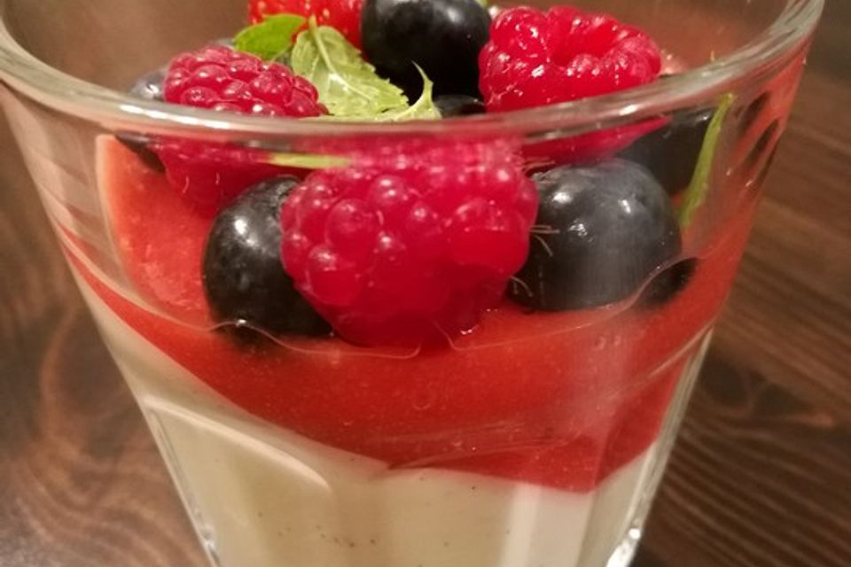 Panna cotta mit Erdbeersauce