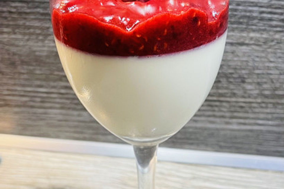 Panna cotta mit Erdbeersauce