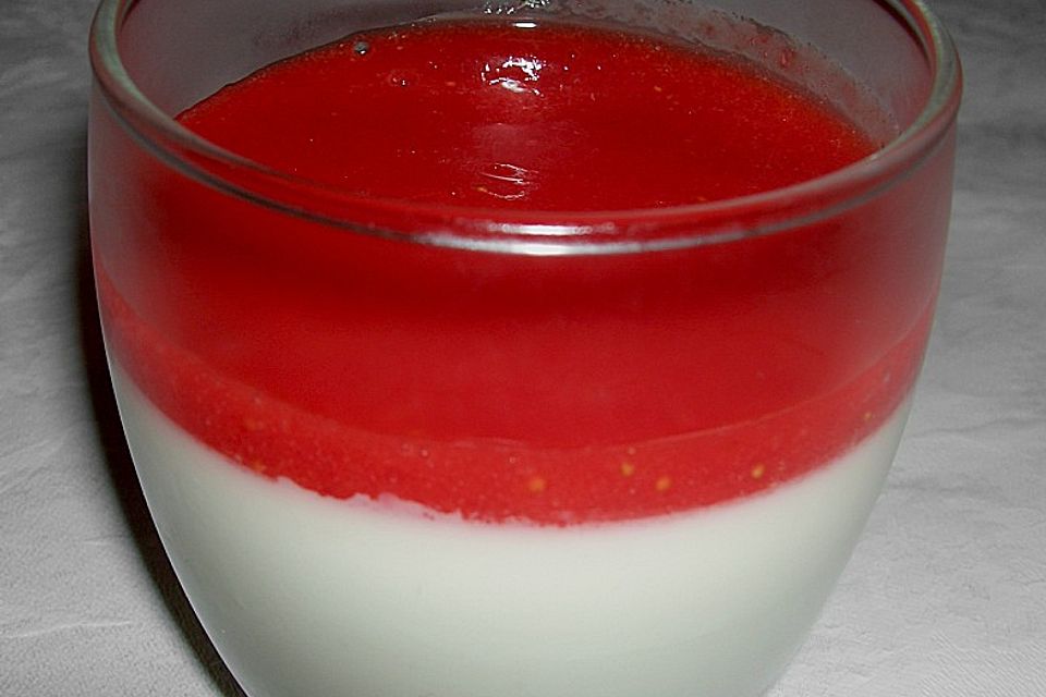 Panna cotta mit Erdbeersauce