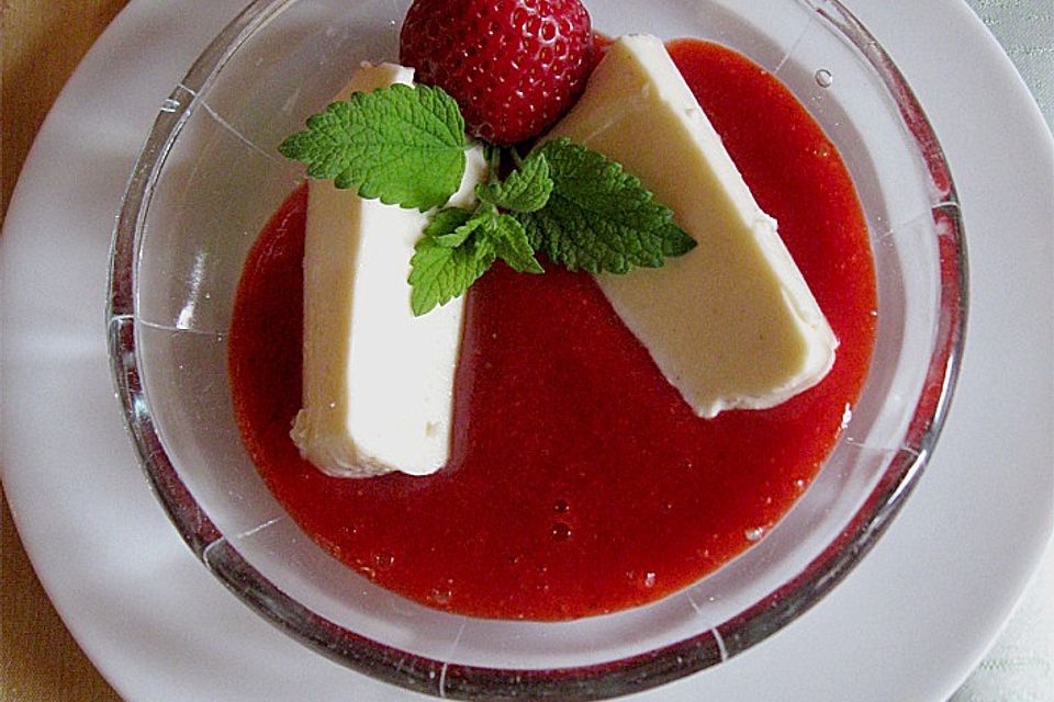 Panna cotta mit Erdbeersauce