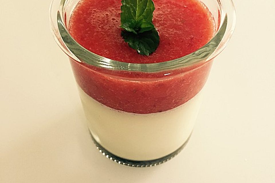 Panna cotta mit Erdbeersauce