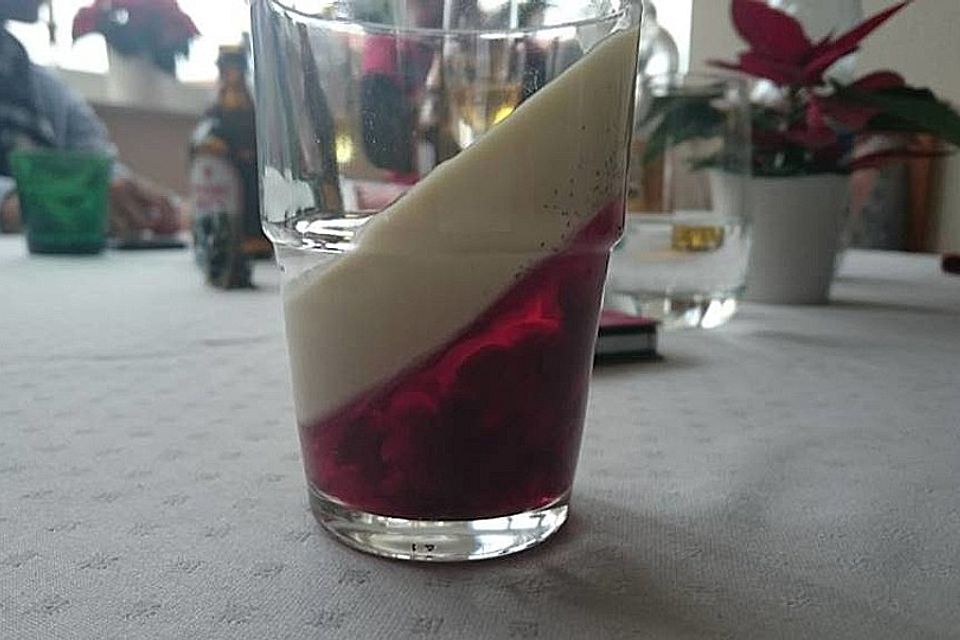 Panna cotta mit Erdbeersauce