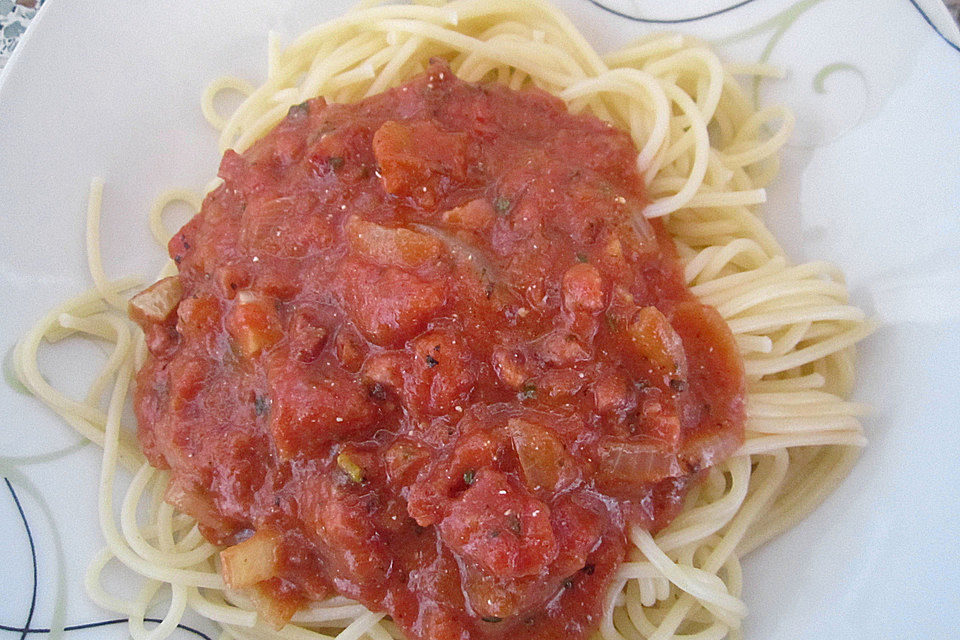 Spaghetti mit fruchtiger Tomatensauce