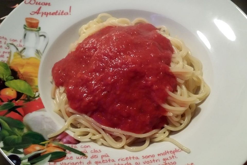 Spaghetti mit fruchtiger Tomatensauce