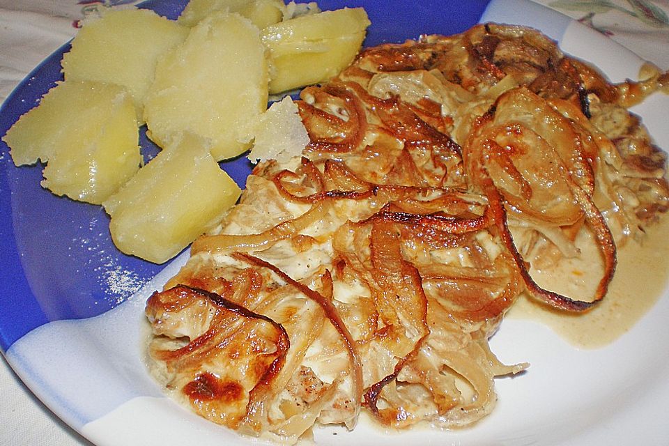 Schnitzel in Zwiebel - Sahnesauce