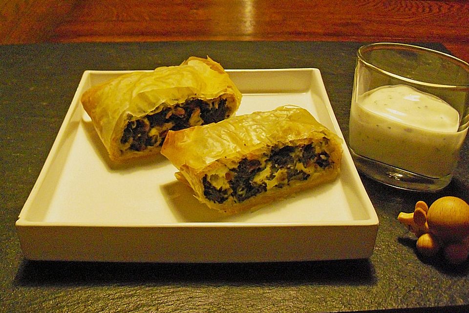 Spinatstrudel mit Knoblauchjoghurt