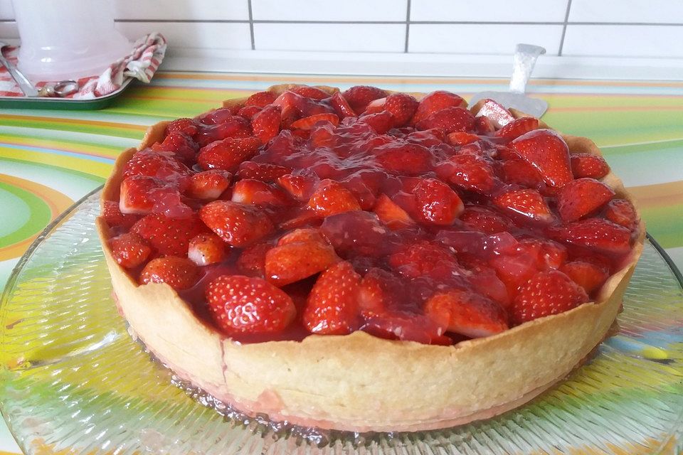 Weißer Schokoladenkuchen mit Erdbeeren