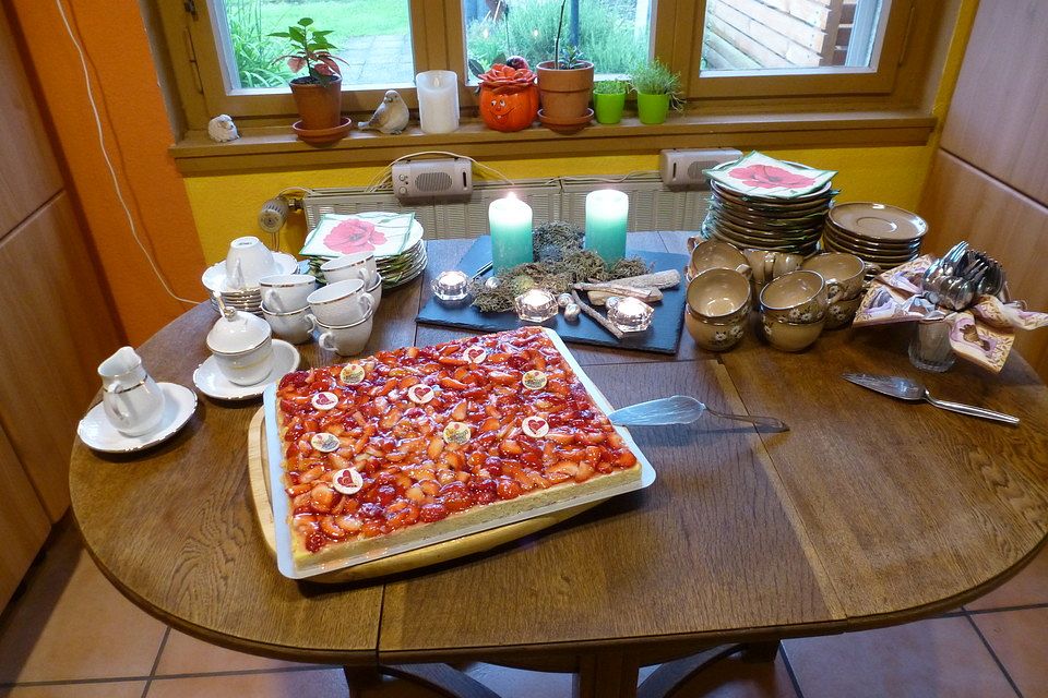 Weißer Schokoladenkuchen mit Erdbeeren