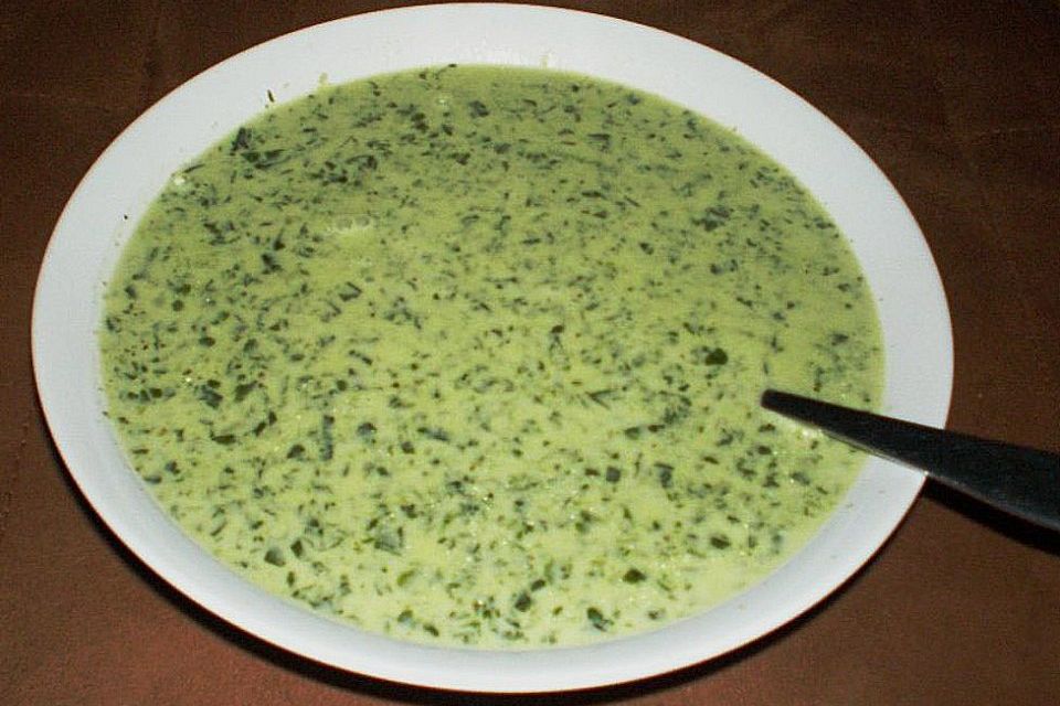 Spinatsuppe mit Frischkäse