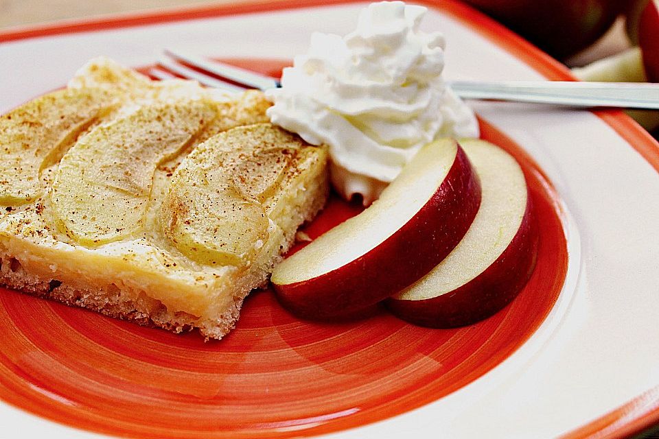 Apfelblechkuchen mit Pudding