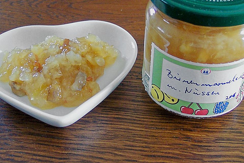 Birnenmarmelade mit Nüssen