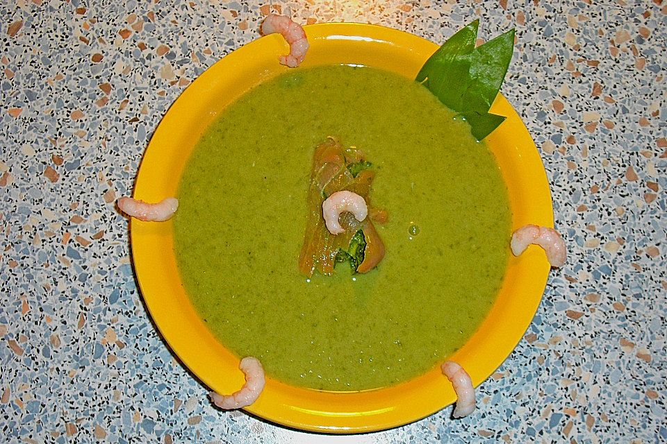 Bärlauchcremesuppe mit Lachsröllchen