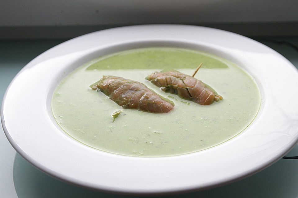 Bärlauchcremesuppe mit Lachsröllchen