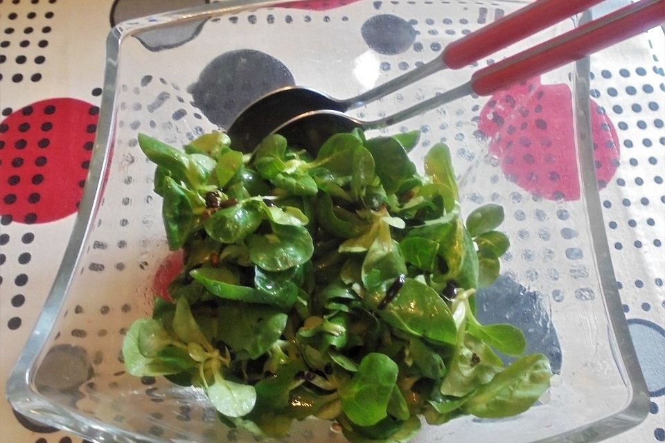 Feldsalat mit Sonnenblumenkernen