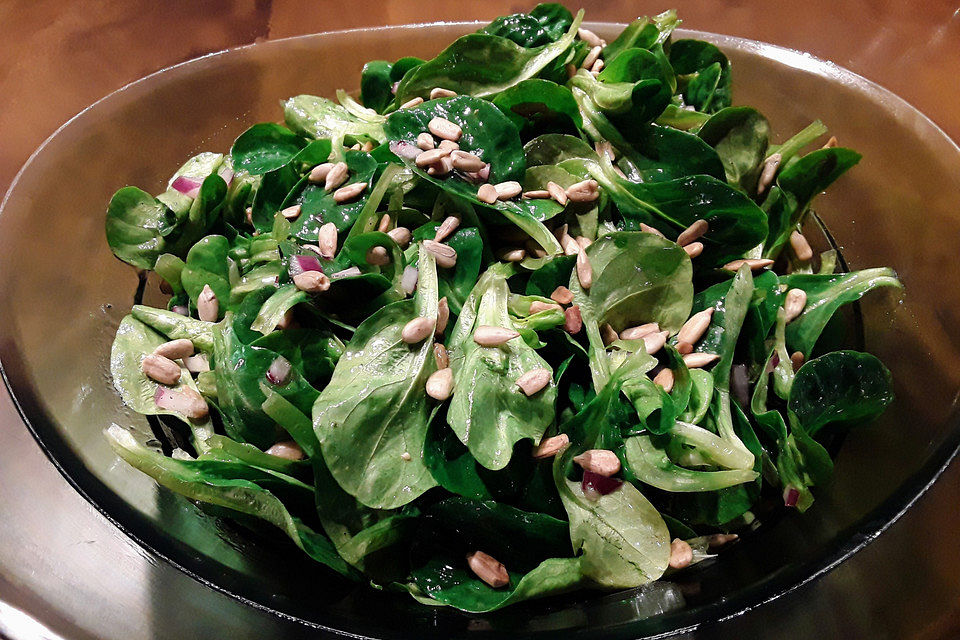 Feldsalat mit Sonnenblumenkernen