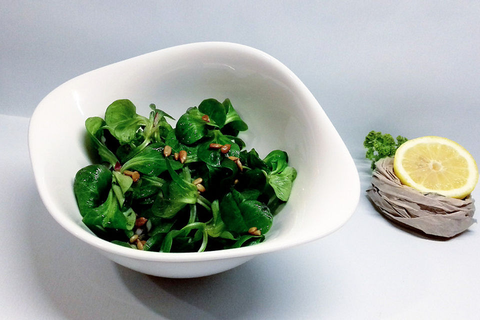 Feldsalat mit Sonnenblumenkernen