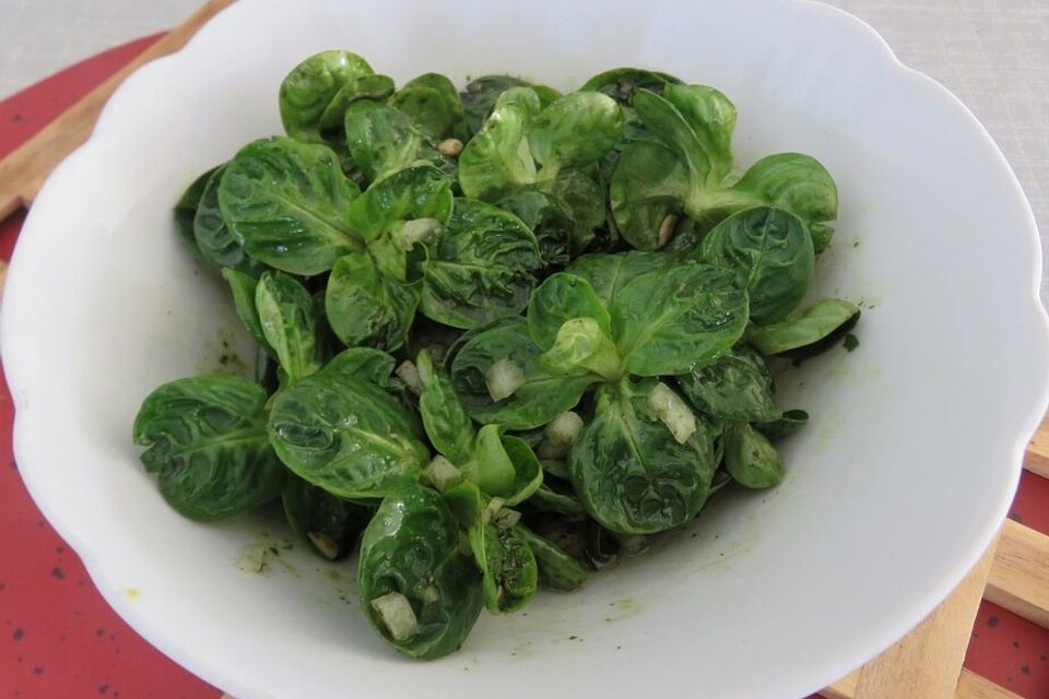 Feldsalat mit Sonnenblumenkernen