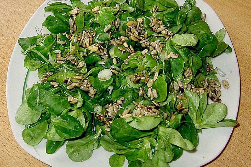 Feldsalat mit Sonnenblumenkernen