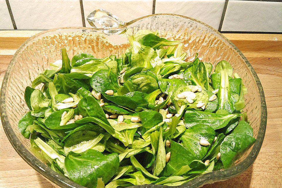 Feldsalat mit Sonnenblumenkernen