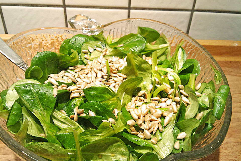 Feldsalat mit Sonnenblumenkernen