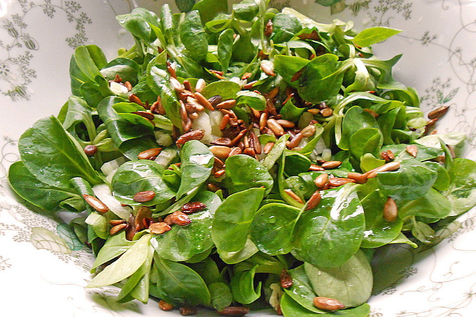 Feldsalat mit Sonnenblumenkernen