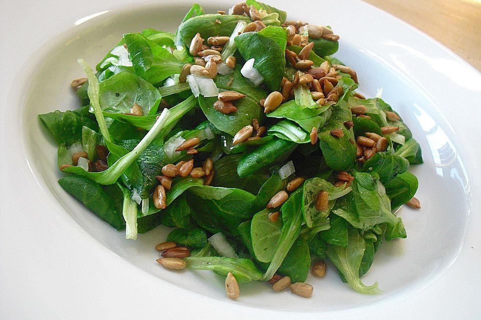 Feldsalat mit Sonnenblumenkernen