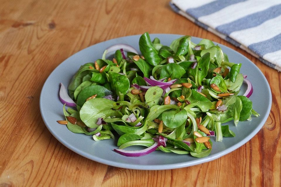 Feldsalat mit Sonnenblumenkernen