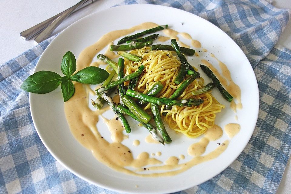 Grüner Spargel mit Spaghetti