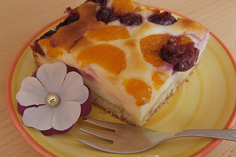 Saftiger Käsekuchen mit Früchten