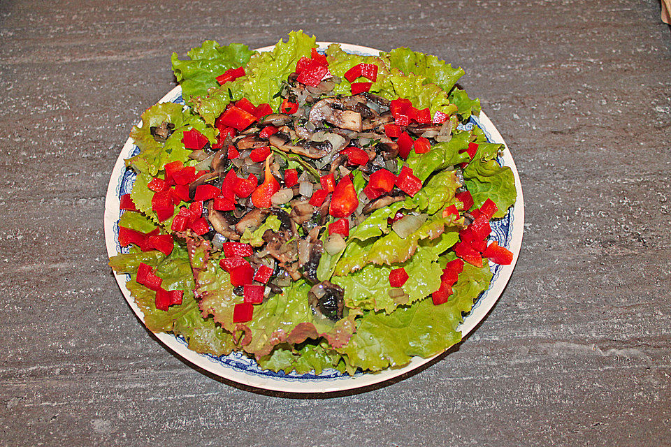 Sommersalat mit gebratenen Pilzen