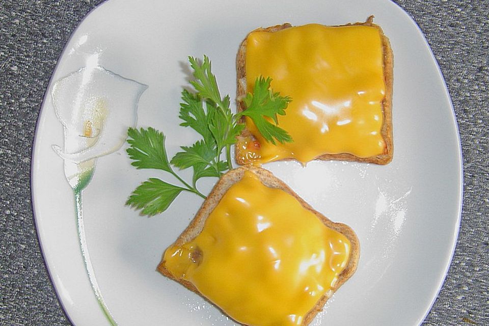 Überbackener Toast mit Mett