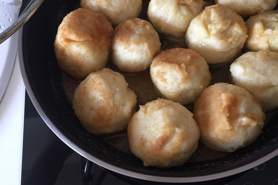 Pflaumenknödel aus Kartoffelteig