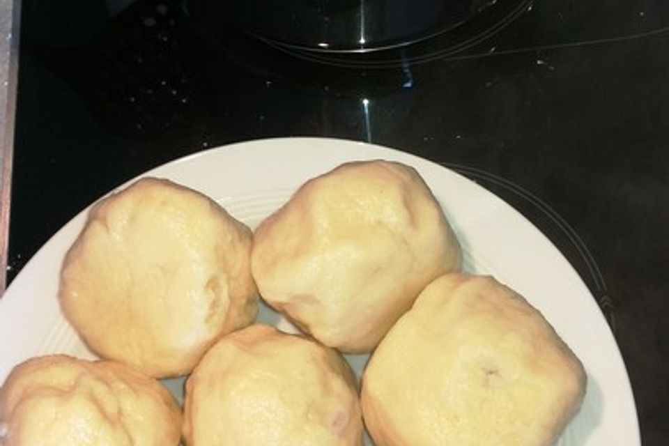 Pflaumenknödel aus Kartoffelteig