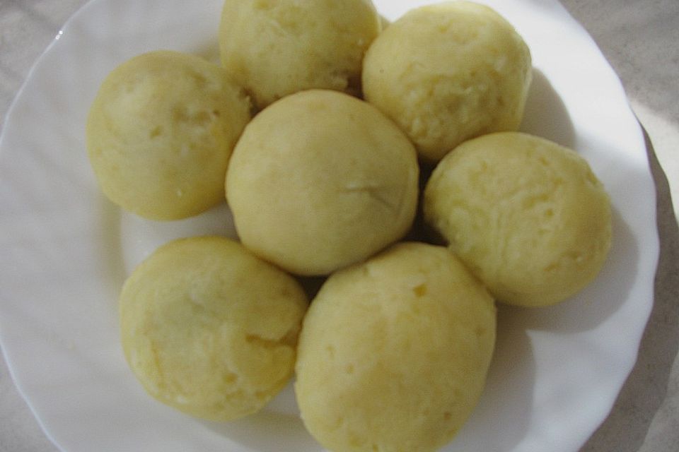 Pflaumenknödel aus Kartoffelteig